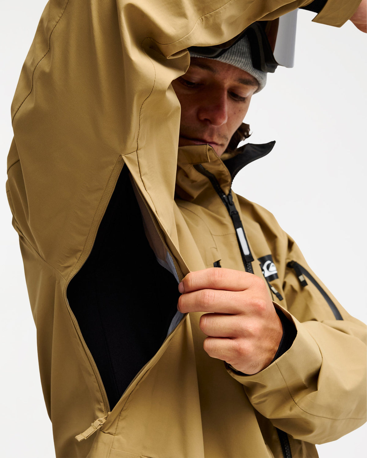 eqytj03538_quiksilver_clm0_dtl3