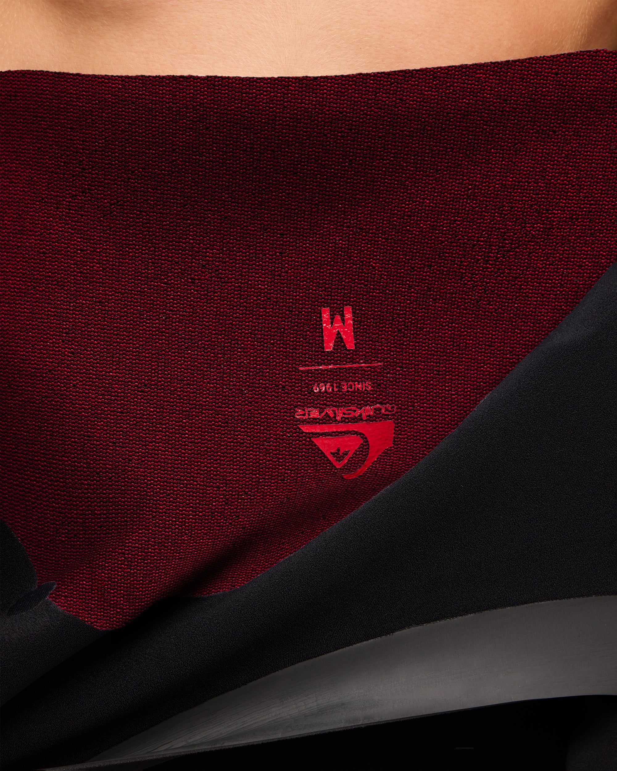 eqyw103241_quiksilver_blk_dtl7